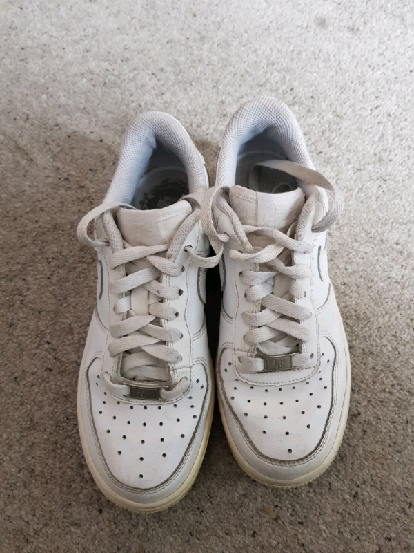 white nike trainers size 4